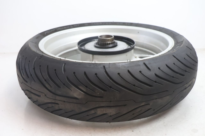 photo de LLANTA TRASERA Y NEUMÁTICO YAMAHA FJR 1300 (2001 - 2005) - Primer plano técnico