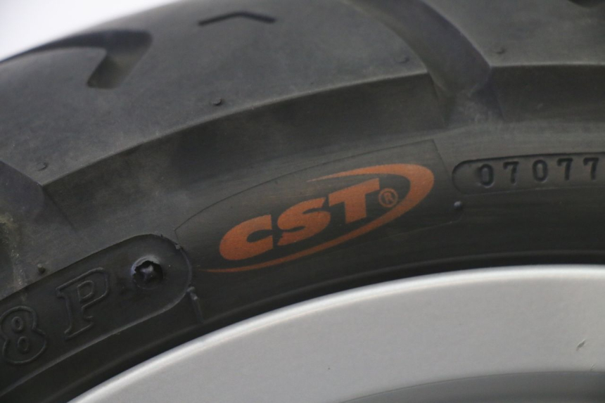 photo de LLANTA TRASERA Y NEUMÁTICO PIAGGIO FLY 2T 50 (2004 - 2017) - Primer plano de alta resolución