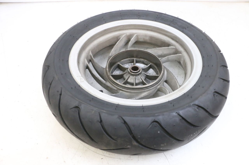 photo de LLANTA TRASERA Y NEUMÁTICO PIAGGIO FLY 4T 50 (2013 - 2017) - Primer plano técnico