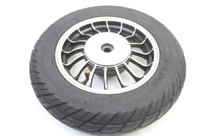 photo de RINDE TRASERA Y NEUMÁTICO VENESI FLY RETRO 4T 50 (2020 - 2025) - Detalle de la pieza