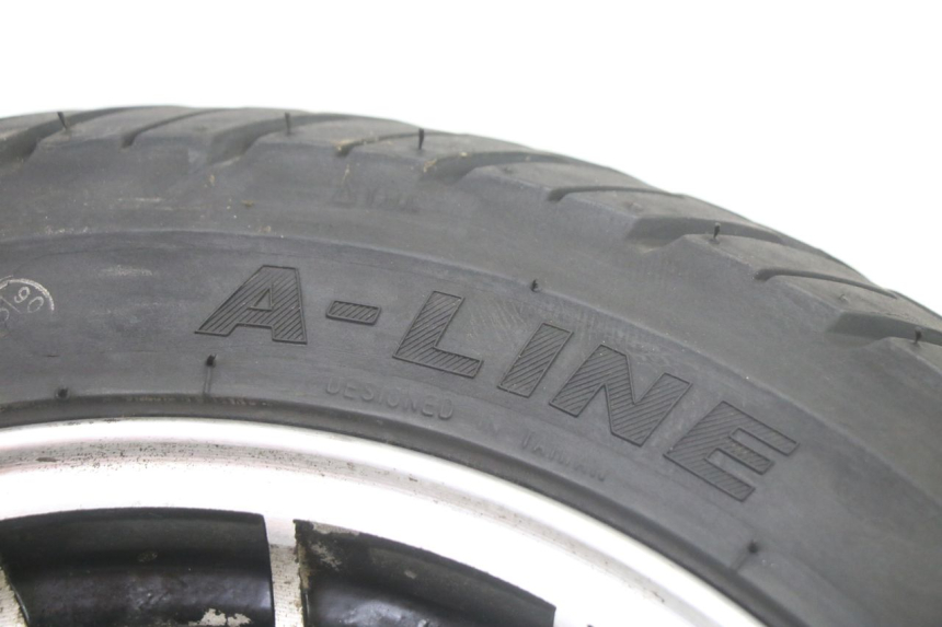 photo de RINDE TRASERA Y NEUMÁTICO VENESI FLY RETRO 4T 50 (2020 - 2025) - Características distintivas