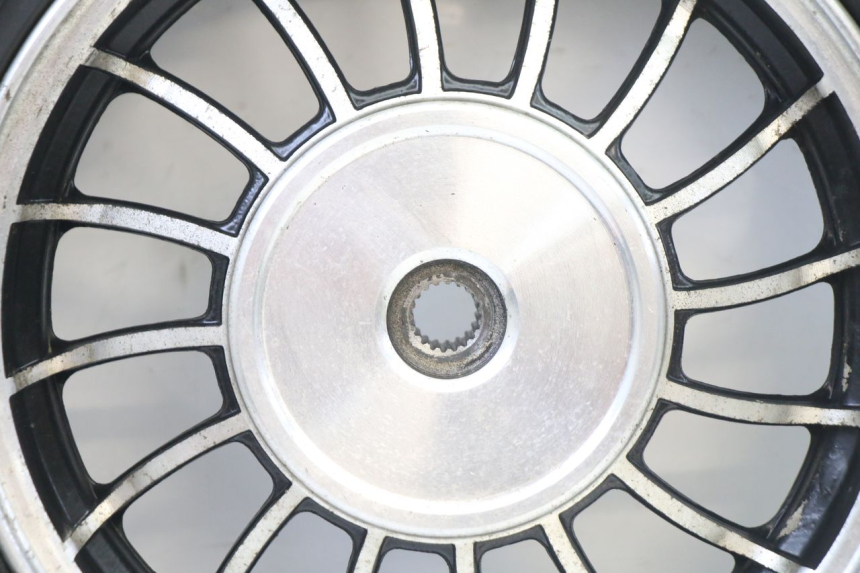 photo de RINDE TRASERA Y NEUMÁTICO VENESI FLY RETRO 4T 50 (2020 - 2025) - Primer plano técnico