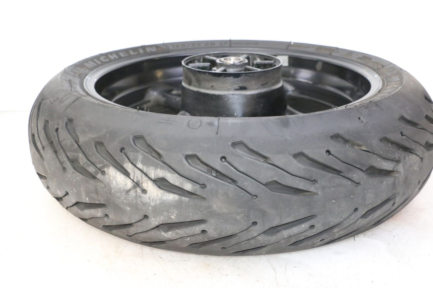 photo de LLANTA TRASERA Y NEUMÁTICO YAMAHA FZ6 FAZER S2 600 (2007 - 2011) - Primer plano de alta resolución