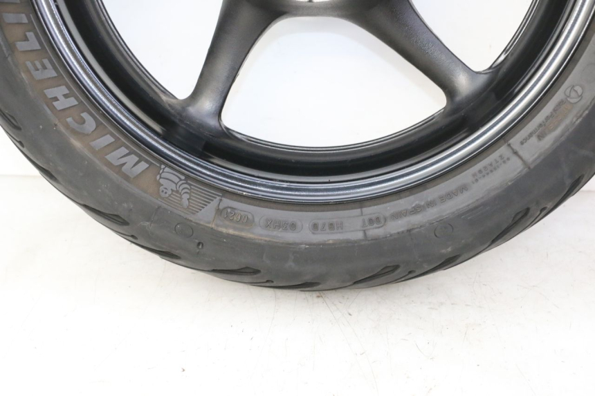 photo de LLANTA TRASERA Y NEUMÁTICO YAMAHA FZ6 FAZER S2 600 (2007 - 2011) - Enfoque en la estructura