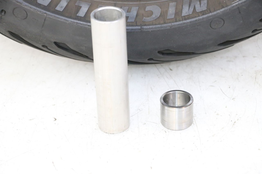 photo de LLANTA TRASERA Y NEUMÁTICO YAMAHA FZ6 FAZER S2 600 (2007 - 2011) - Detalles de los puntos de fijación