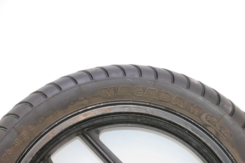 photo de LLANTA TRASERA Y NEUMÁTICO KAWASAKI GPX F ZX750F 750 (1986 - 1990) - Primer plano de alta resolución