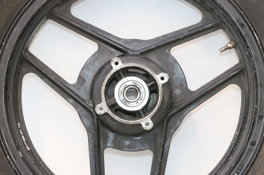 photo de LLANTA TRASERA Y NEUMÁTICO KAWASAKI GPX F ZX750F 750 (1986 - 1990) - Enfoque en la estructura