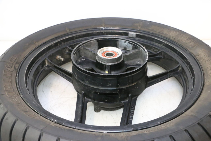 photo de LLANTA TRASERA Y NEUMÁTICO KAWASAKI GPX F ZX750F 750 (1986 - 1990) - Primer plano técnico