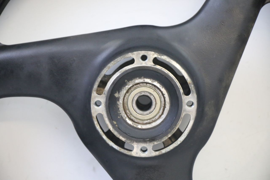 photo de LLANTA TRASERA Y NEUMÁTICO SUZUKI GS GSE 500 (2001 - 2003) - Primer plano técnico