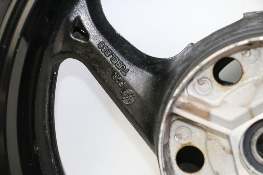 photo de LLANTA TRASERA Y NEUMÁTICO SUZUKI GSR 750 (2011 - 2017) - Primer plano de alta resolución