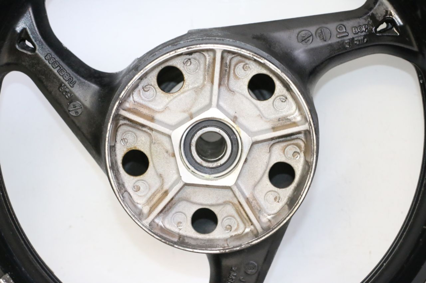 photo de LLANTA TRASERA Y NEUMÁTICO SUZUKI GSR 750 (2011 - 2017) - Ángulo de visión alternativo