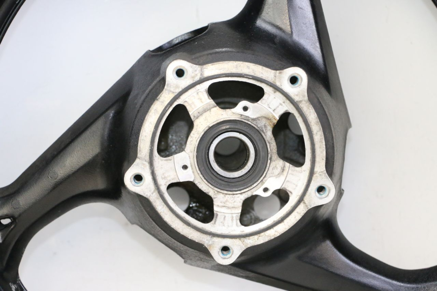 photo de LLANTA TRASERA Y NEUMÁTICO SUZUKI GSR 750 (2011 - 2017) - Detalle de la pieza