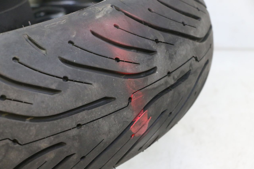 photo de LLANTA TRASERA Y NEUMÁTICO SUZUKI GSR 750 (2011 - 2017) - Otra perspectiva