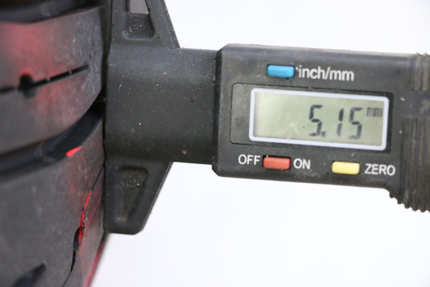 photo de LLANTA TRASERA Y NEUMÁTICO SUZUKI GSR 750 (2011 - 2017) - Primer plano técnico