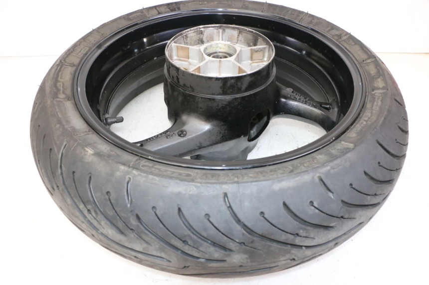 photo de LLANTA TRASERA Y NEUMÁTICO SUZUKI GSR 750 (2011 - 2017) - Detalles de los puntos de fijación