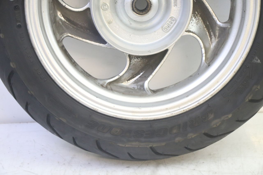 photo de LLANTA TRASERA Y NEUMÁTICO SYM GTS EVO 125 (2009 - 2013) - Zoom sobre los componentes