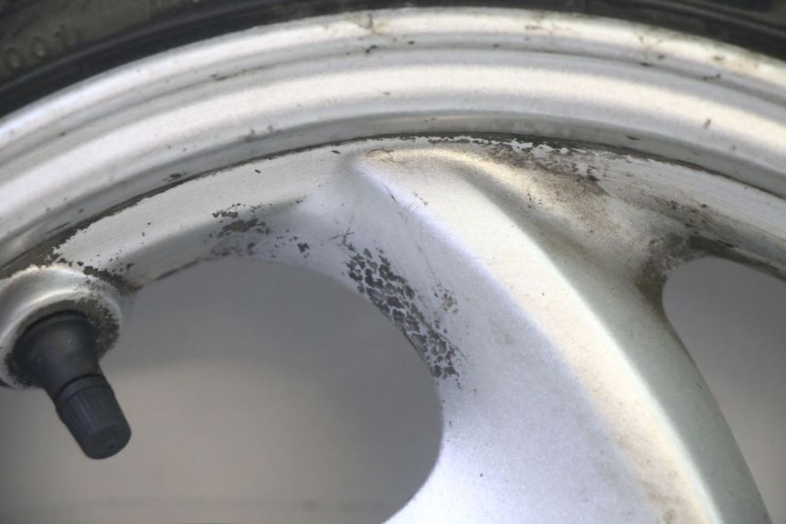 photo de LLANTA TRASERA Y NEUMÁTICO SYM GTS EVO 125 (2009 - 2013) - Primer plano técnico