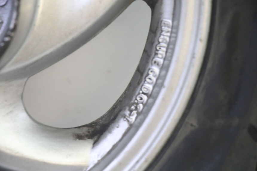 photo de LLANTA TRASERA Y NEUMÁTICO SYM GTS EVO 125 (2009 - 2013) - Recambio usado revisado