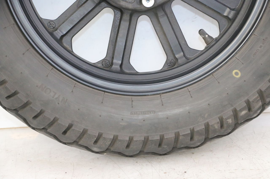 photo de LLANTA TRASERA Y NEUMÁTICO KEEWAY K-LIGHT KLIGHT 125 (2018 - 2025) - Zoom sobre los componentes