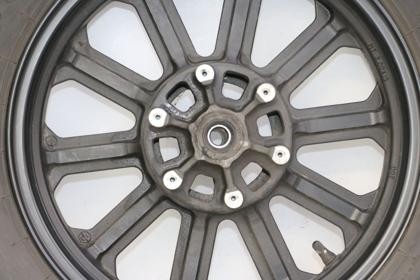 photo de LLANTA TRASERA Y NEUMÁTICO KEEWAY K-LIGHT KLIGHT 125 (2018 - 2025) - Primer plano de alta resolución