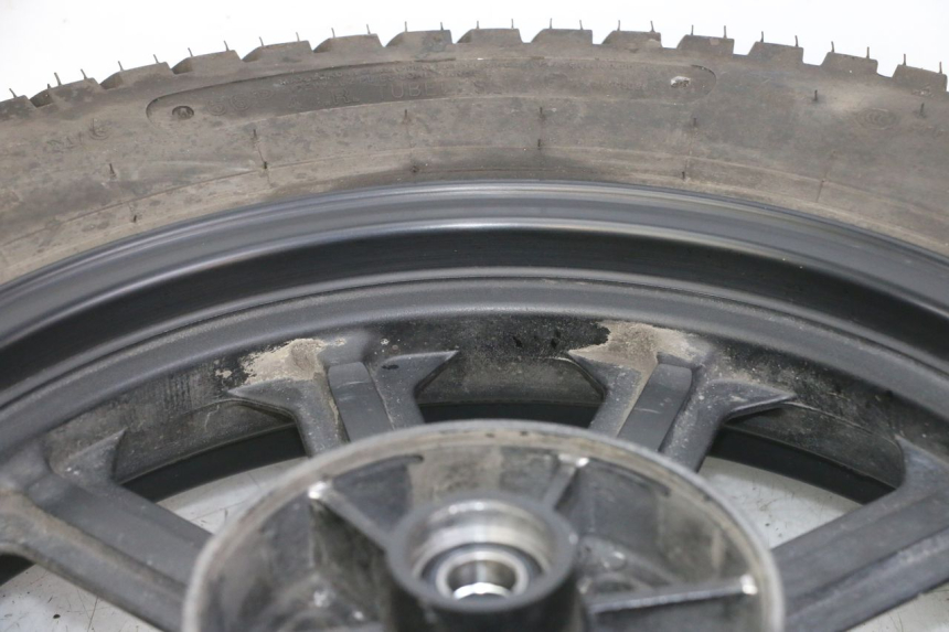 photo de LLANTA TRASERA Y NEUMÁTICO KEEWAY K-LIGHT KLIGHT 125 (2018 - 2025) - Primer plano técnico