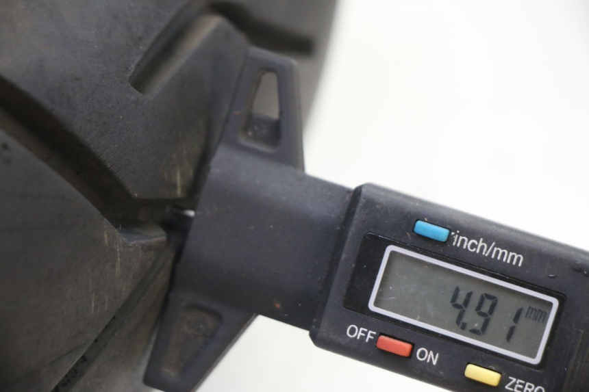 photo de LLANTA TRASERA Y NEUMÁTICO KIDEN KD125-G 125 (2018 - 2022) - Primer plano de alta resolución