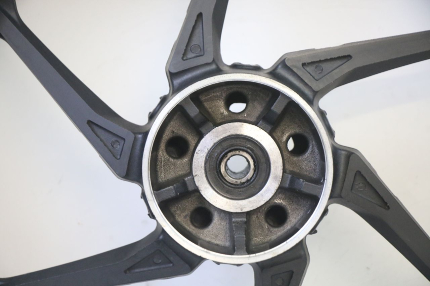 photo de LLANTA TRASERA Y NEUMÁTICO KIDEN KD125-G 125 (2018 - 2022) - Primer plano técnico