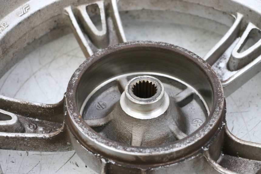 photo de LLANTA TRASERA Y NEUMÁTICO PEUGEOT KISBEE 4T 50 (2018 - 2022) - Primer plano técnico