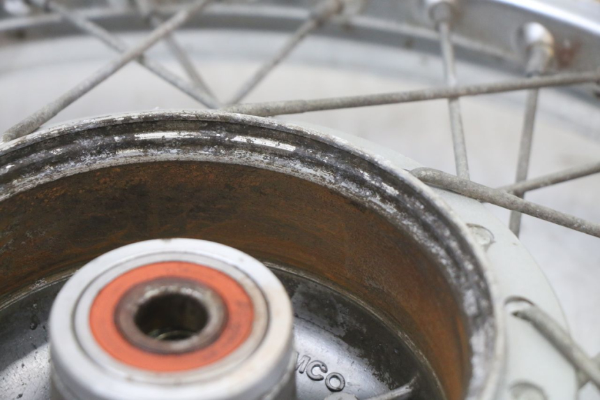 photo de LLANTA TRASERA Y NEUMÁTICO KYMCO STRYKER OFF ROAD 125 (1999 - 2005) - Zoom sobre los componentes