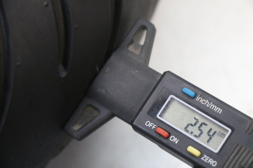 photo de LLANTA TRASERA Y NEUMÁTICO LONGJIA SHARPY 125 (2020 - 2024) - Primer plano de alta resolución