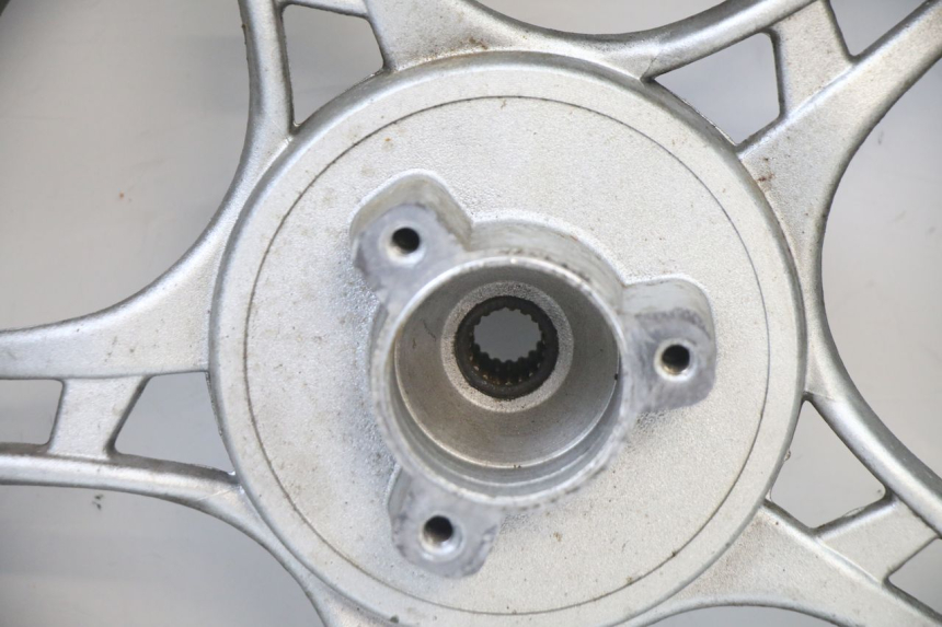 photo de LLANTA TRASERA Y NEUMÁTICO LONGJIA SHARPY 125 (2020 - 2024) - Primer plano técnico