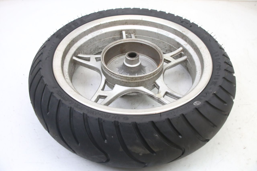 photo de LLANTA TRASERA Y NEUMÁTICO LONGJIA SHARPY 125 (2020 - 2024) - Detalles de los puntos de fijación