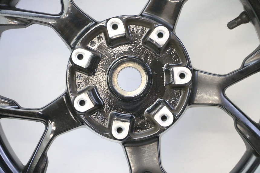 photo de LLANTA TRASERA Y NEUMÁTICO PIAGGIO MP3 HPE 310 (2024 - 2025) - Primer plano de alta resolución