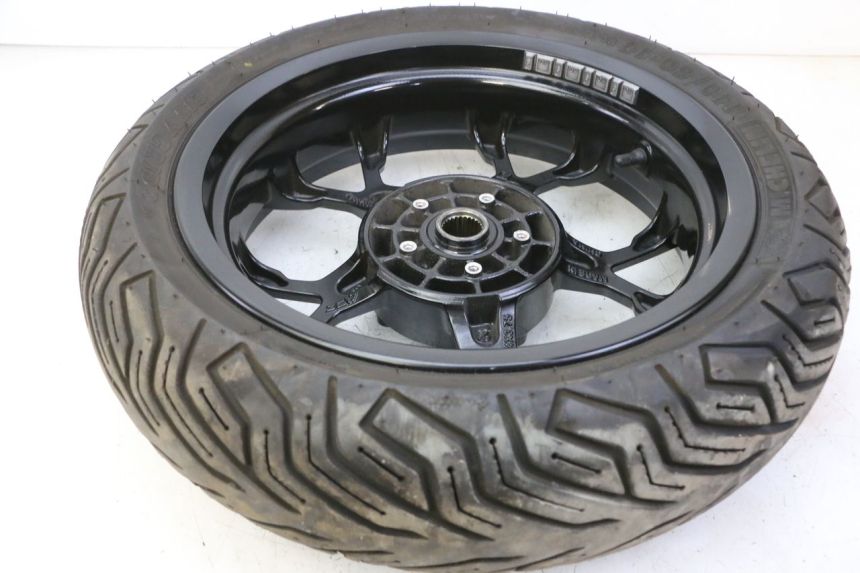 photo de LLANTA TRASERA Y NEUMÁTICO PIAGGIO MP3 HPE 310 (2024 - 2025) - Primer plano técnico