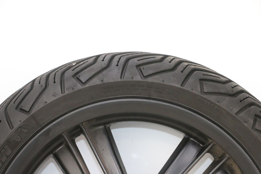 photo de LLANTA TRASERA Y NEUMÁTICO PIAGGIO MP3 HPE 300 (2019 - 2026) - Primer plano de alta resolución