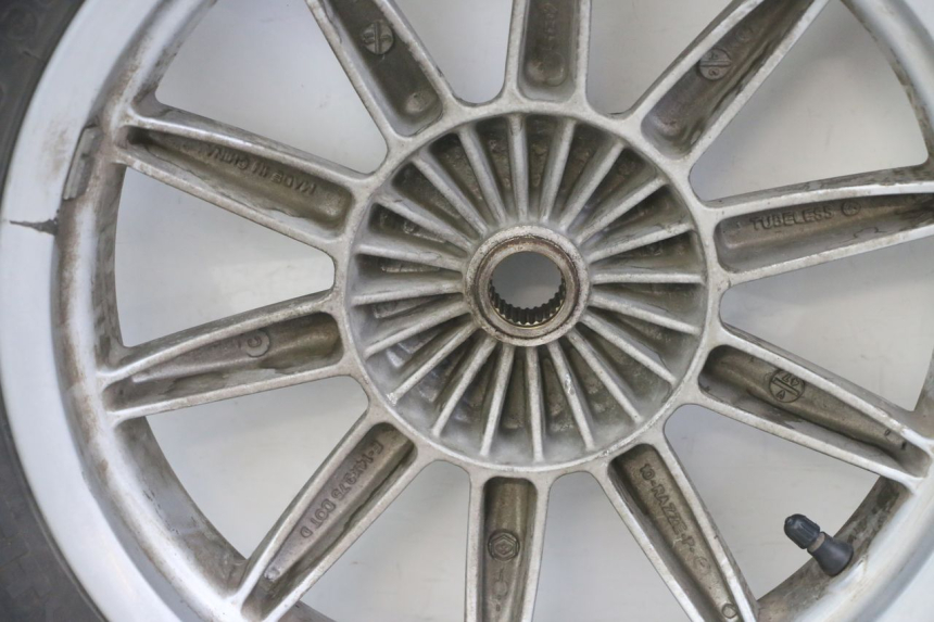 photo de LLANTA TRASERA Y NEUMÁTICO PIAGGIO MP3 LT 300 (2010 - 2016) - Detalles de los puntos de fijación