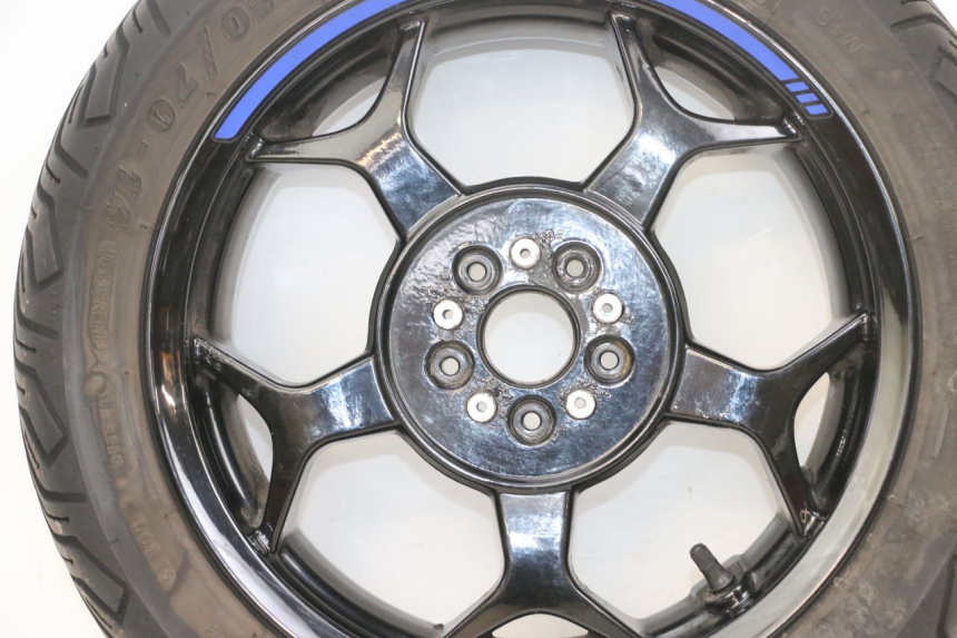 photo de LLANTA TRASERA Y NEUMÁTICO PIAGGIO MP3 500 (2016 - 2018) - Primer plano de alta resolución