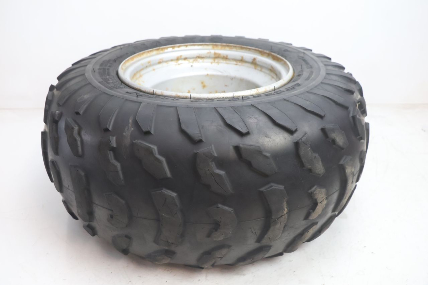 photo de LLANTA TRASERA Y NEUMÁTICO KYMCO MXU R 250 (2004 - 2010) - Primer plano de alta resolución