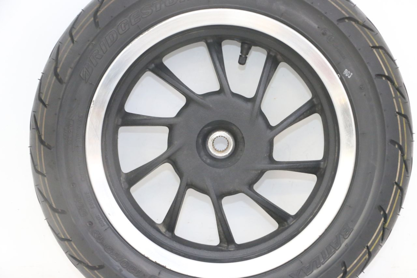 photo de LLANTA TRASERA Y NEUMÁTICO KYMCO LIKE 4T 50 (2019 - 2025) - Primer plano de alta resolución