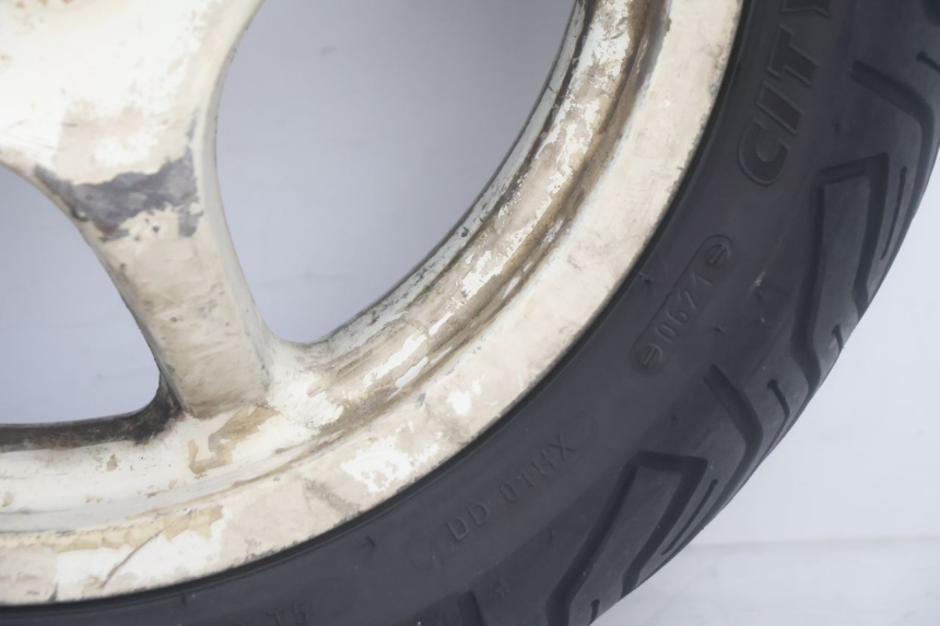 photo de LLANTA TRASERA Y NEUMÁTICO MBK NITRO 50 (2004 - 2008) - Estado de la superficie y material
