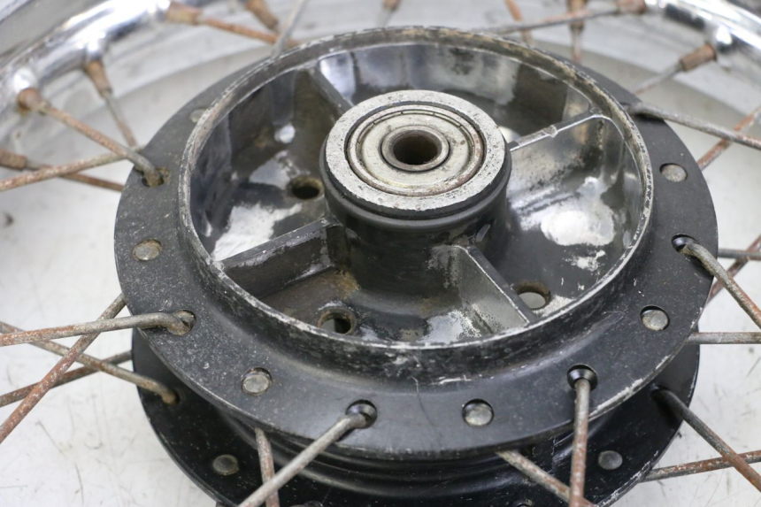 photo de LLANTA TRASERA Y NEUMÁTICO YAMAHA PW 80 (1983 - 2014) - Zoom sobre los componentes