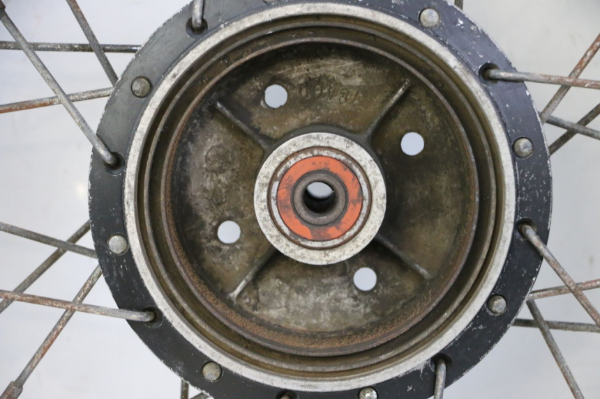 photo de LLANTA TRASERA Y NEUMÁTICO YAMAHA PW 80 (1983 - 2014) - Primer plano de alta resolución