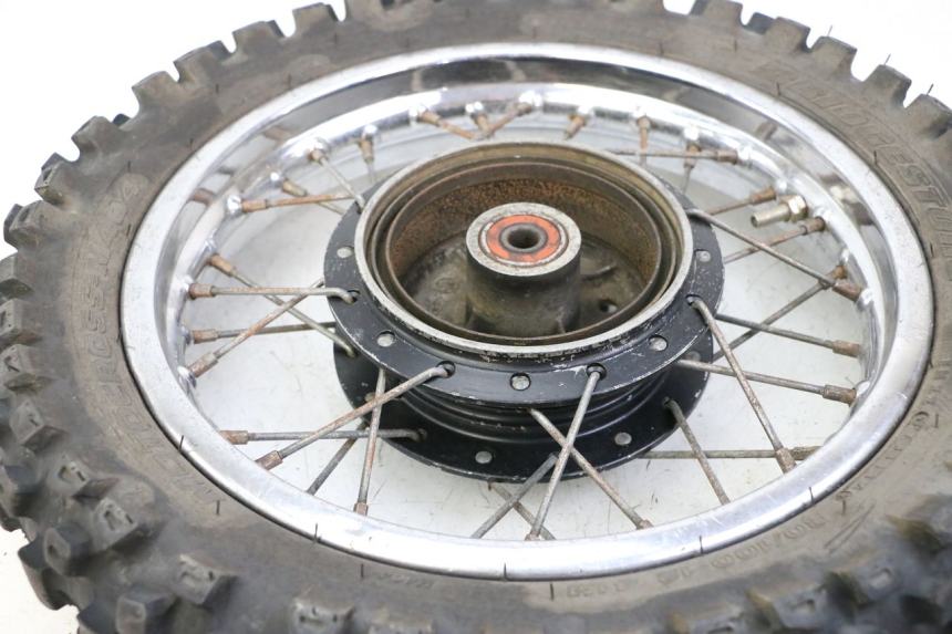 photo de LLANTA TRASERA Y NEUMÁTICO YAMAHA PW 80 (1983 - 2014) - Primer plano técnico