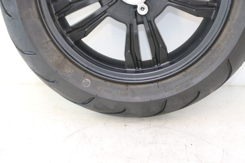photo de LLANTA TRASERA Y NEUMÁTICO JM MOTORS R-MAX TECH 50 (2024 - 2026) - Primer plano de alta resolución