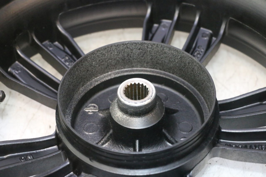 photo de LLANTA TRASERA Y NEUMÁTICO JM MOTORS R-MAX TECH 50 (2024 - 2026) - Primer plano técnico
