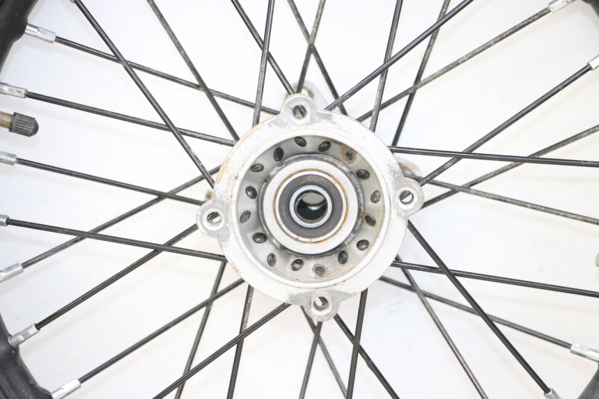 photo de LLANTA TRASERA Y NEUMÁTICO APOLLO RFZ 125 - Enfoque en la estructura