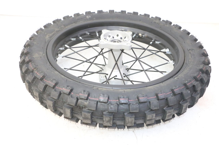 photo de LLANTA TRASERA Y NEUMÁTICO APOLLO RFZ 125 - Primer plano técnico