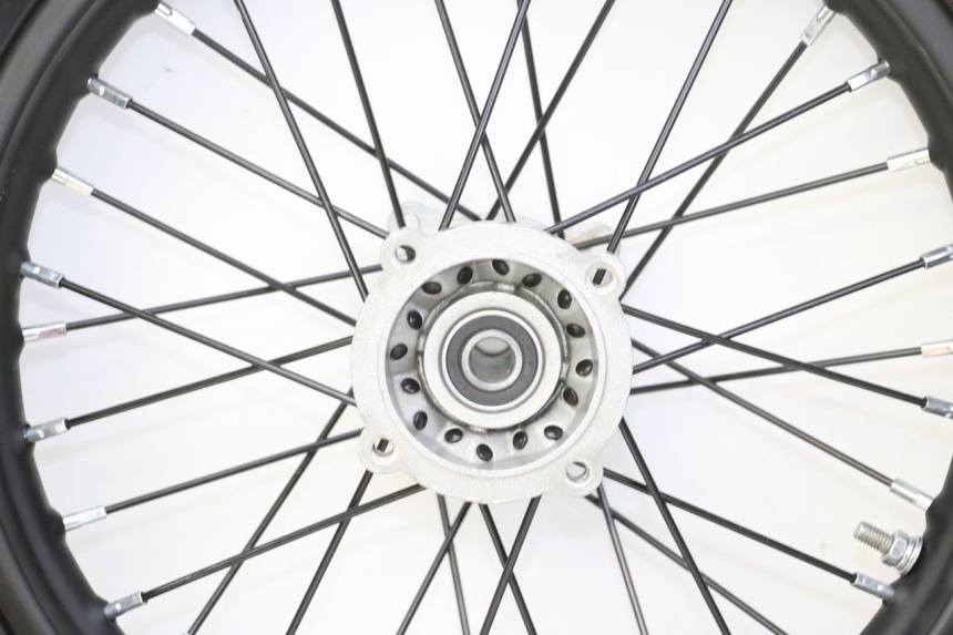 photo de LLANTA TRASERA Y NEUMÁTICO APOLLO RFZ 125 - Detalles de los puntos de fijación