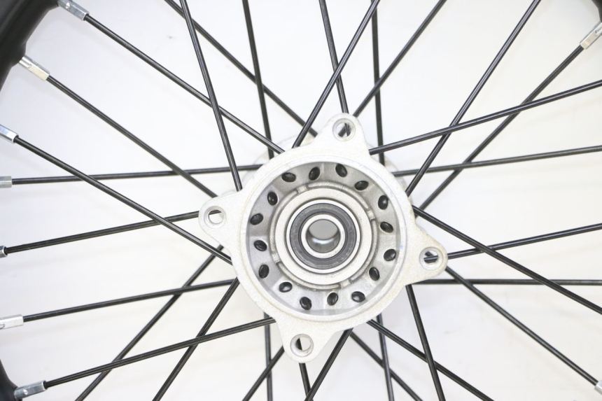 photo de LLANTA TRASERA Y NEUMÁTICO APOLLO RFZ 125 - Marcados y referencias originales