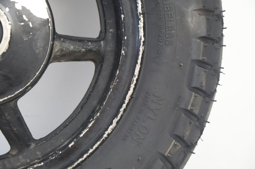 photo de LLANTA TRASERA Y NEUMÁTICO TNT MOTOR ROMA 10' 2T 50 (2011 - 2018) - Estado de la superficie y material